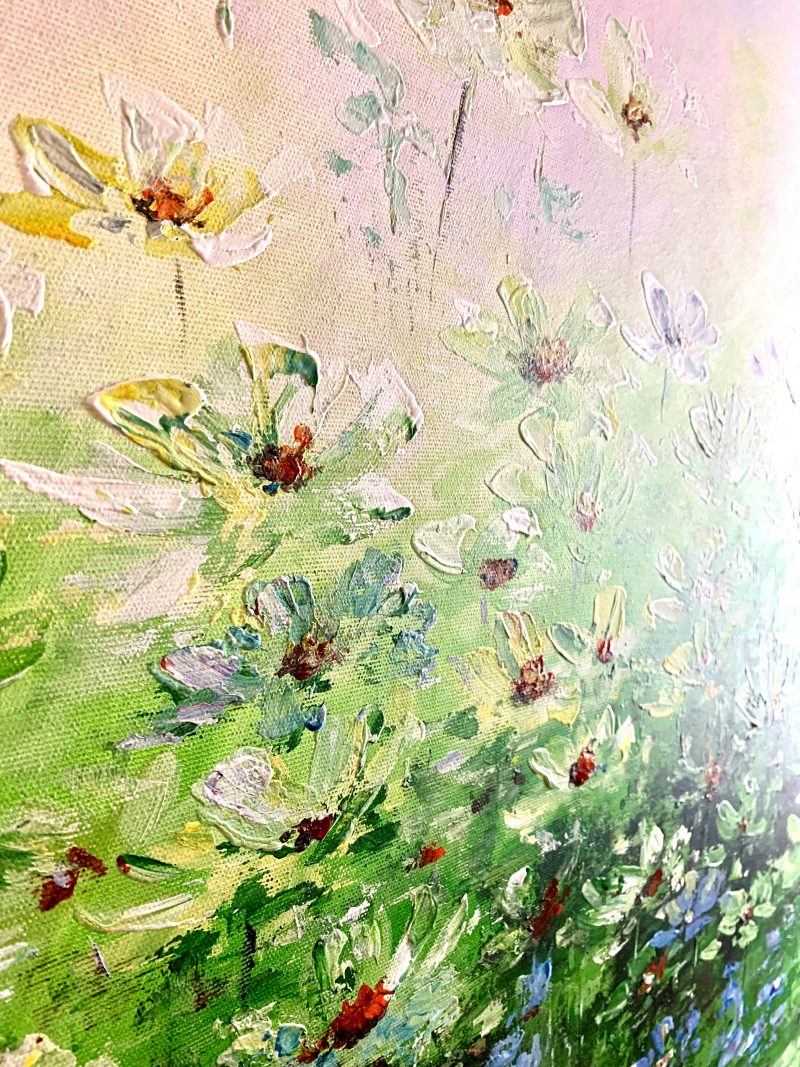obraz do salonu z zielonymi kwiatami w srebrnej ramie
